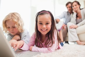 siblings_kids_computer